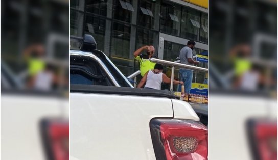 VÍDEO: Agente da Transalvador é flagrado bebendo em local que vende licor; ele estava fardado