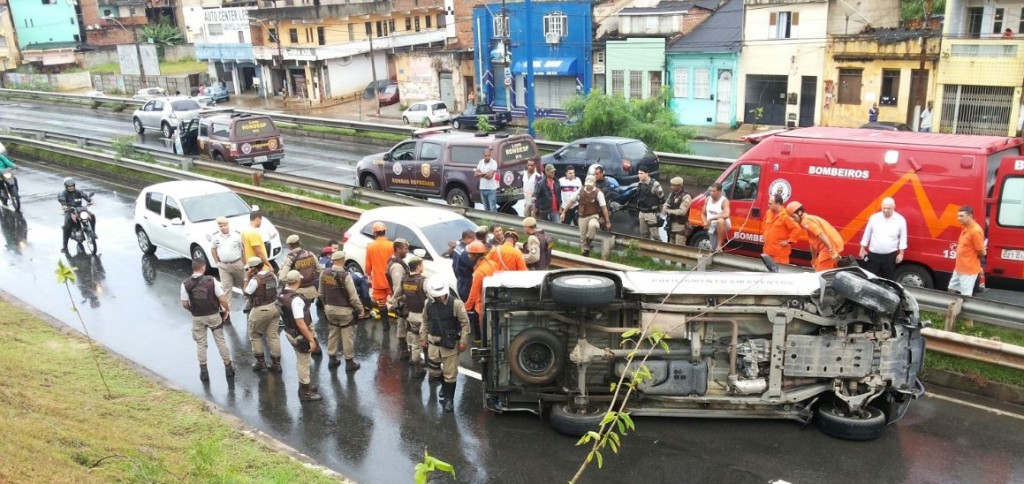 Policiais militares ficam feridos, após tombamento de viatura na Via Expressa