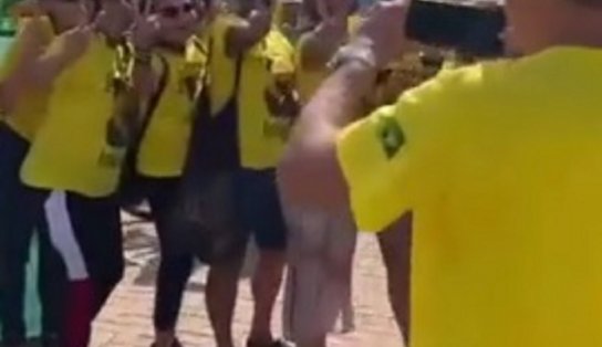 Vestindo verde e amarelo, apoiadores de Bolsonaro se reúnem em prol do presidente no Jardim de Alah 