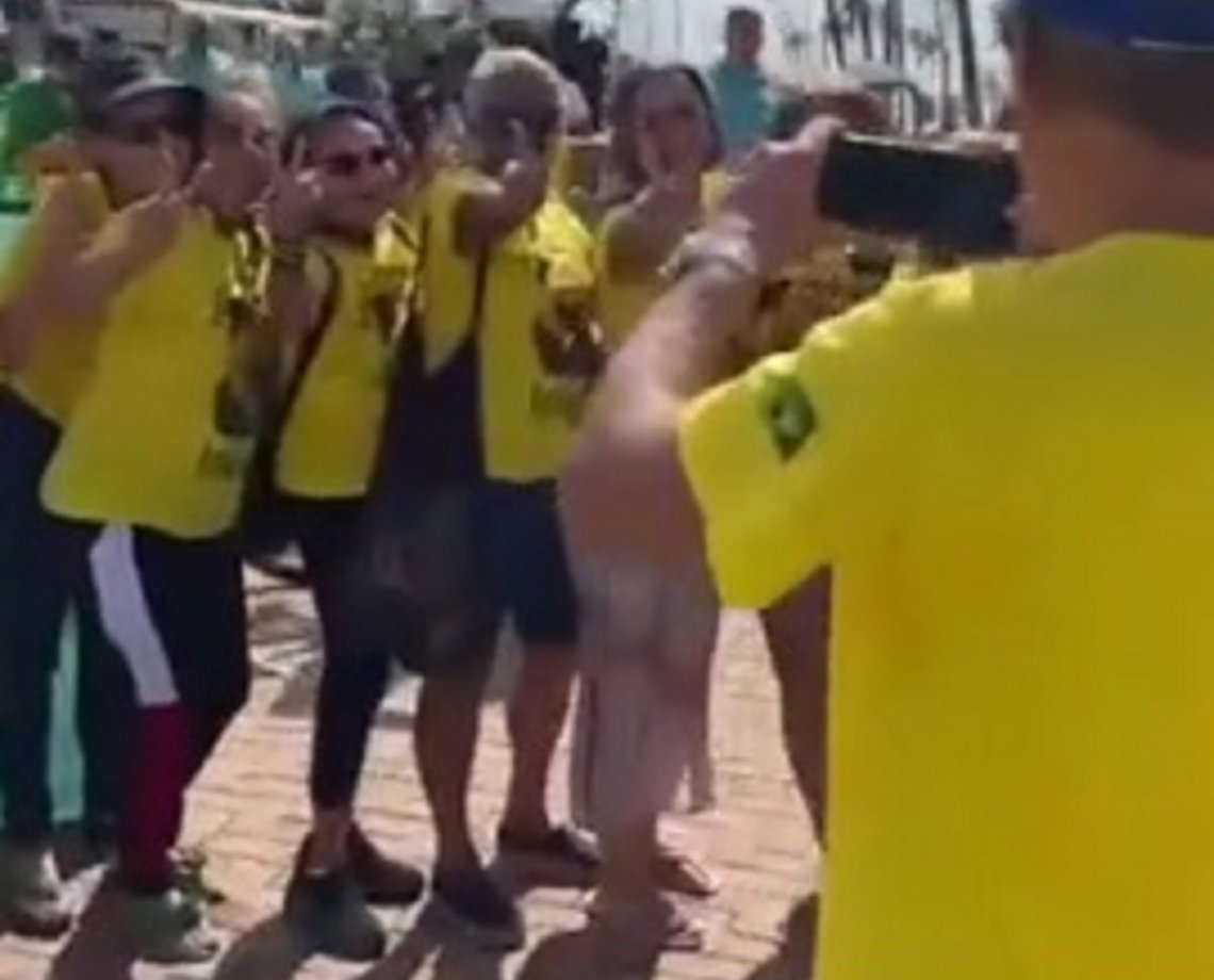 Vestindo verde e amarelo, apoiadores de Bolsonaro se reúnem em prol do presidente no Jardim de Alah 