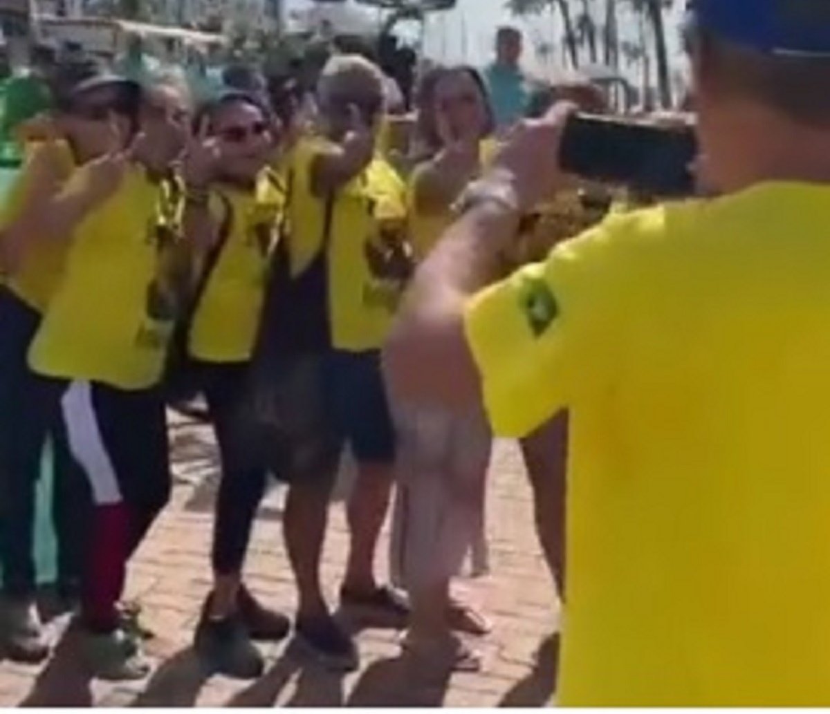 Vestindo verde e amarelo, apoiadores de Bolsonaro se reúnem em prol do presidente no Jardim de Alah 