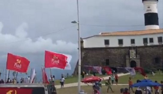 Manifestantes protestam contra o governo Bolsonaro no Farol da Barra