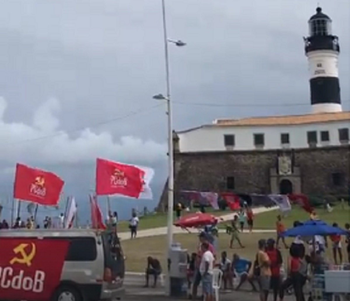 Manifestantes protestam contra o governo Bolsonaro no Farol da Barra