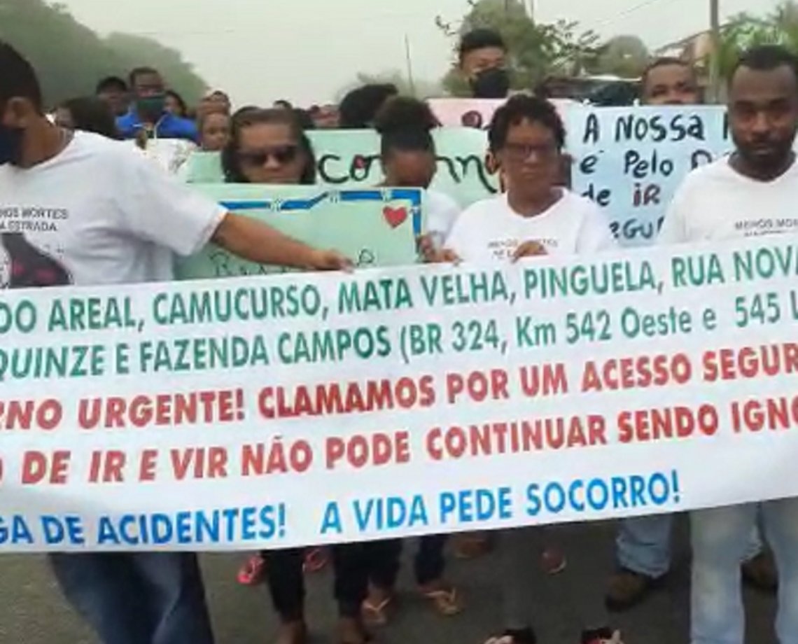 Moradores da região de Amélia Rodrigues fazem protesto e congestiona trânsito na BR-324