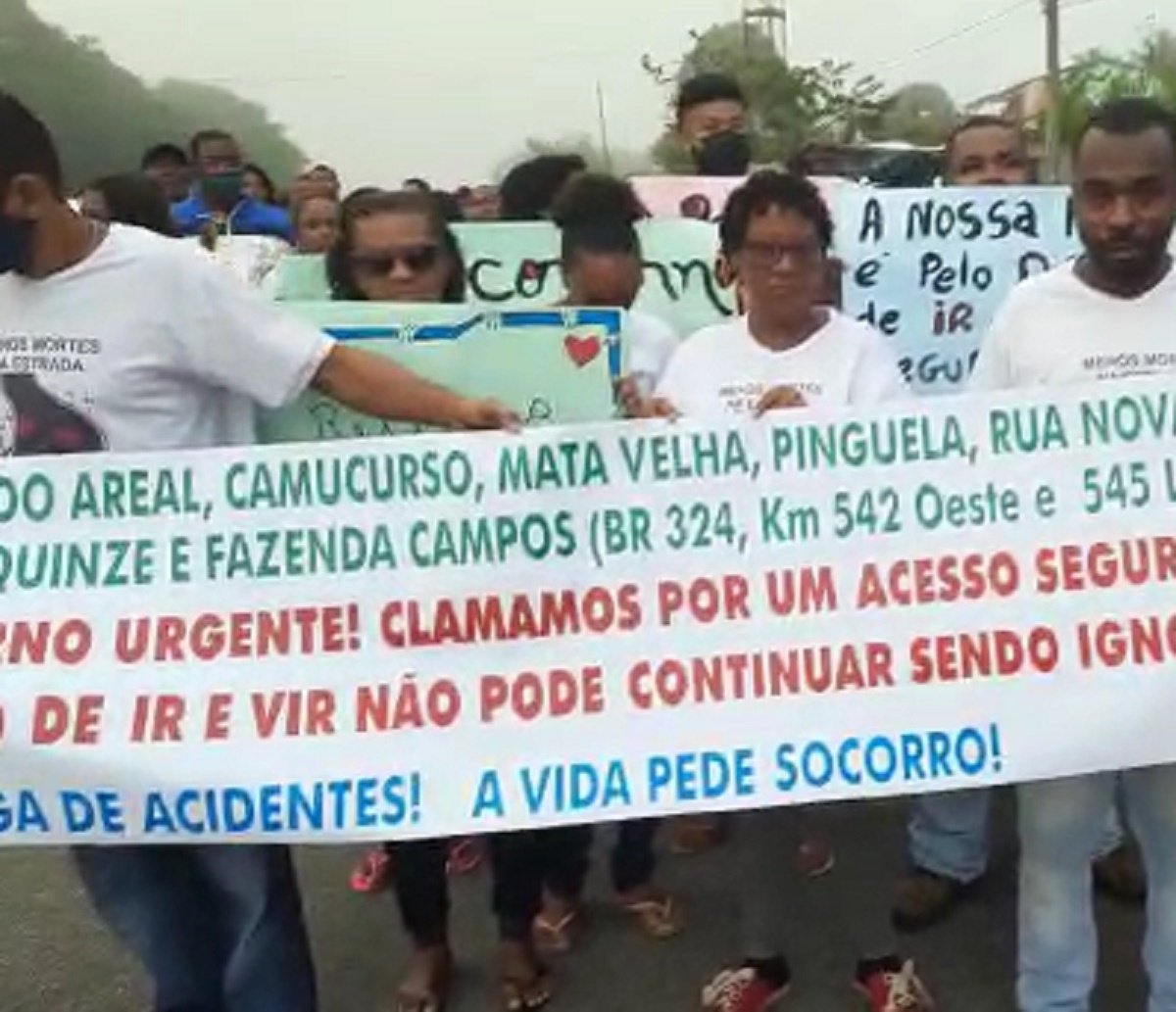 Moradores da região de Amélia Rodrigues fazem protesto e congestiona trânsito na BR-324