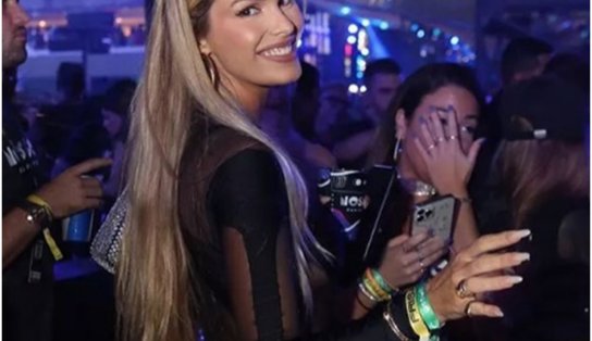 Yasmin Brunet aposta em look sem calcinha no Desfile das Campeãs do Carnaval: "para mostrar mesmo" 