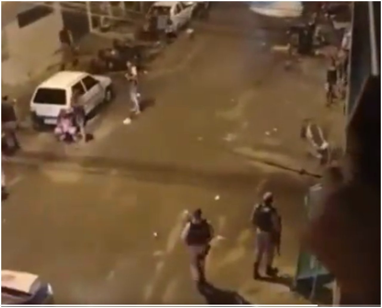 Polícia usa bomba de efeito moral para encerrar festa tipo "paredão" na Região Metropolitana de Salvador; assista