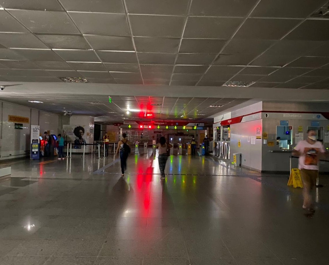 Cinco estações do Metrô de Salvador têm queda de energia e passageiros se assustam; veja vídeo