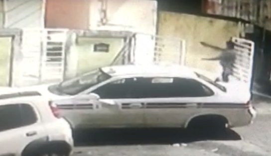 Motorista tem carro roubado enquanto estacionava no bairro do Iapi e câmera flagra tudo; assista  