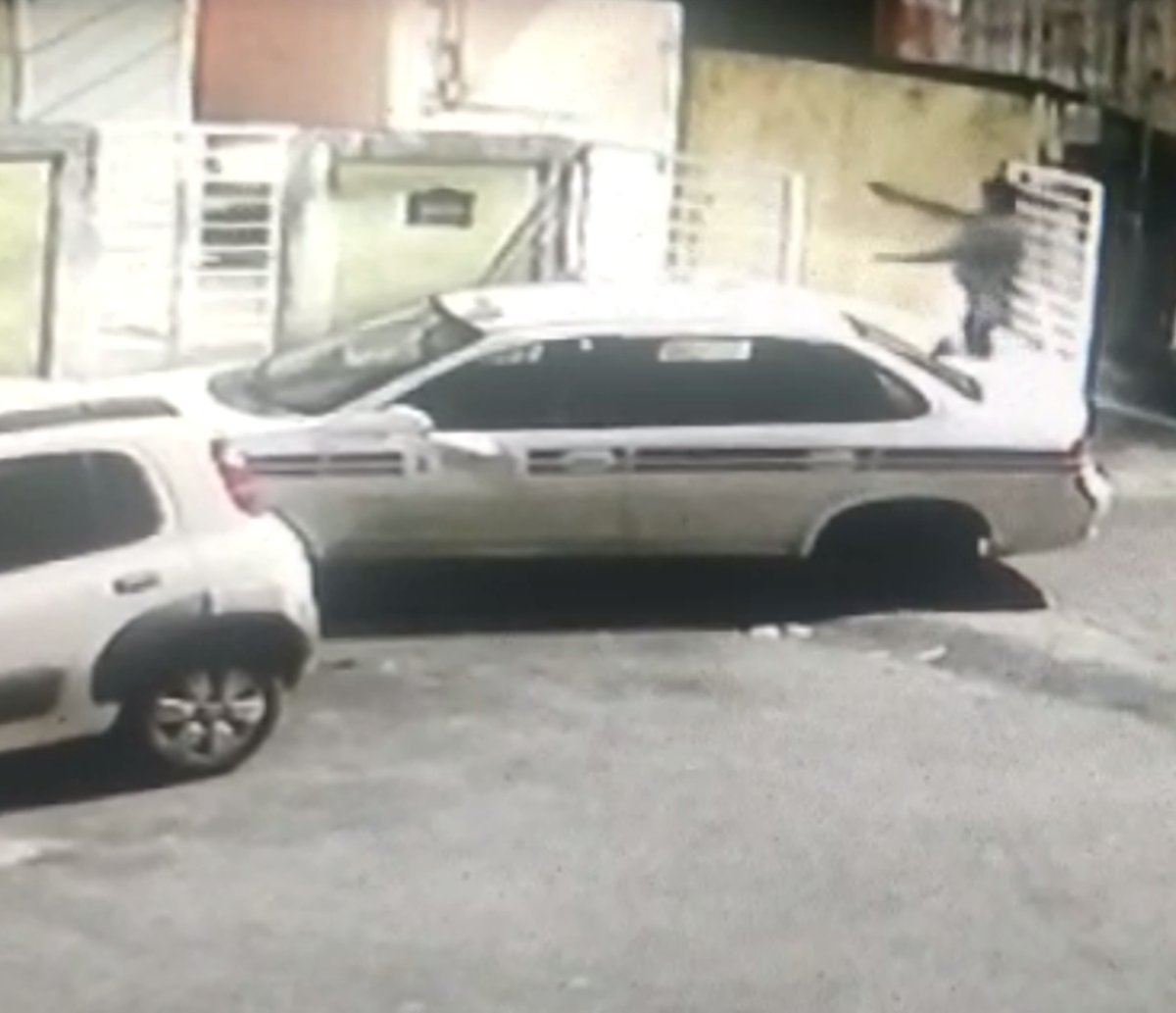 Motorista tem carro roubado enquanto estacionava no bairro do Iapi e câmera flagra tudo; assista  