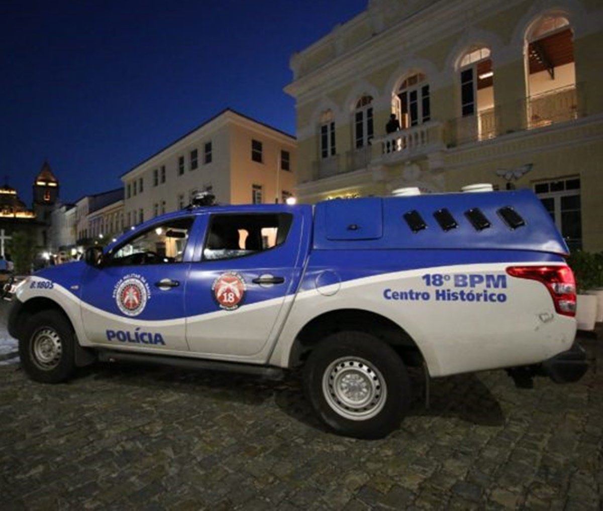 Criminosos fazem arrastão e roubam pertences de clientes em uma lanchonete no bairro do Canela  