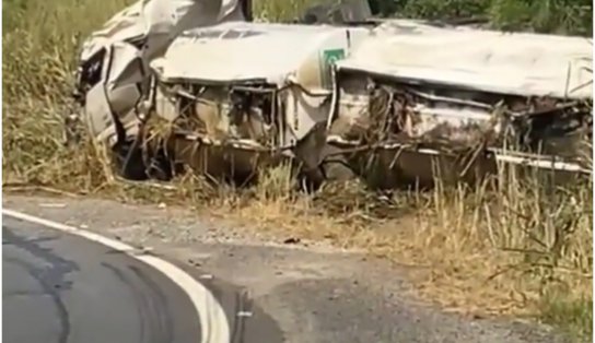 Carreta carregada de combustíveis tomba e interdita parte de BR no interior da Bahia; veja vídeo 