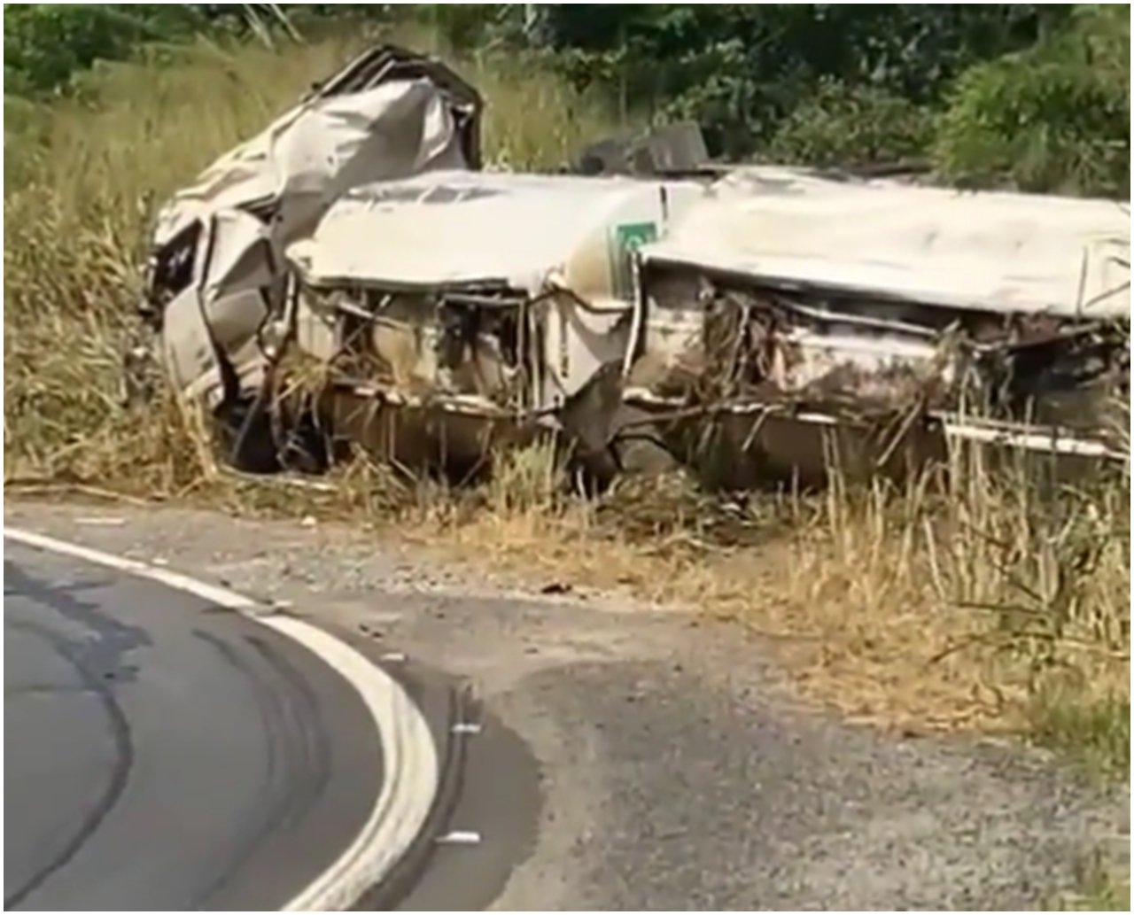 Carreta carregada de combustíveis tomba e interdita parte de BR no interior da Bahia; veja vídeo 