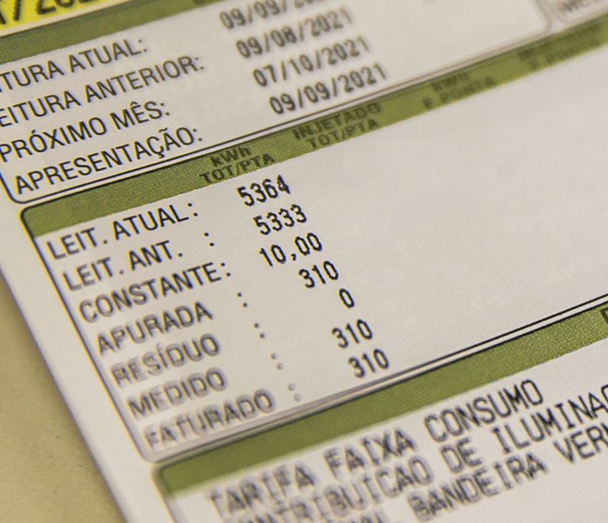 Desconto na energia: mais de 85 mil podem perder Tarifa Social da Coelba já em maio; veja como atualizar e se você tem direito 