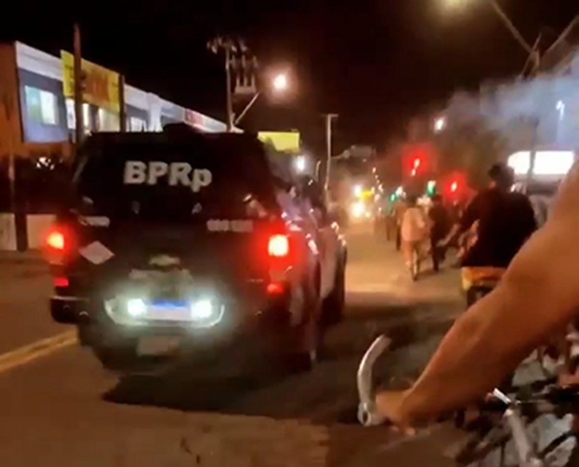 Viatura da PM "emparelha" com ciclistas e jatos de spray de pimenta são jogados; vídeo mostra tudo