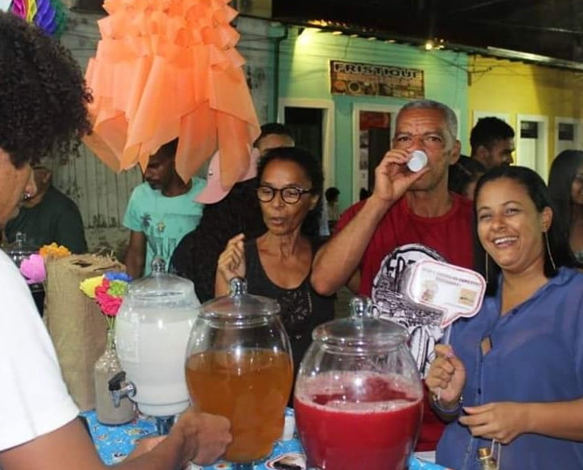 Alguém ai pediu degustação de Licor de Cachoeira ao ar livre? festival premia bebida tradicional com voto popular