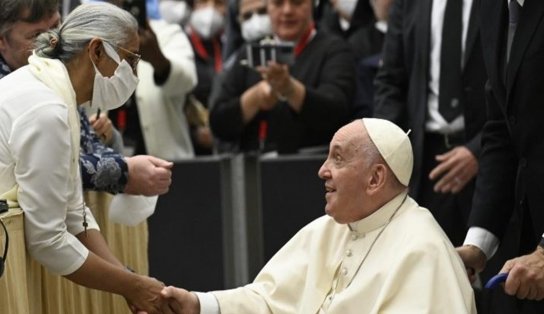 Papa Francisco aparece em público de cadeira de rodas pela primeira vez; ele diz que sofre de “mal de freira” 