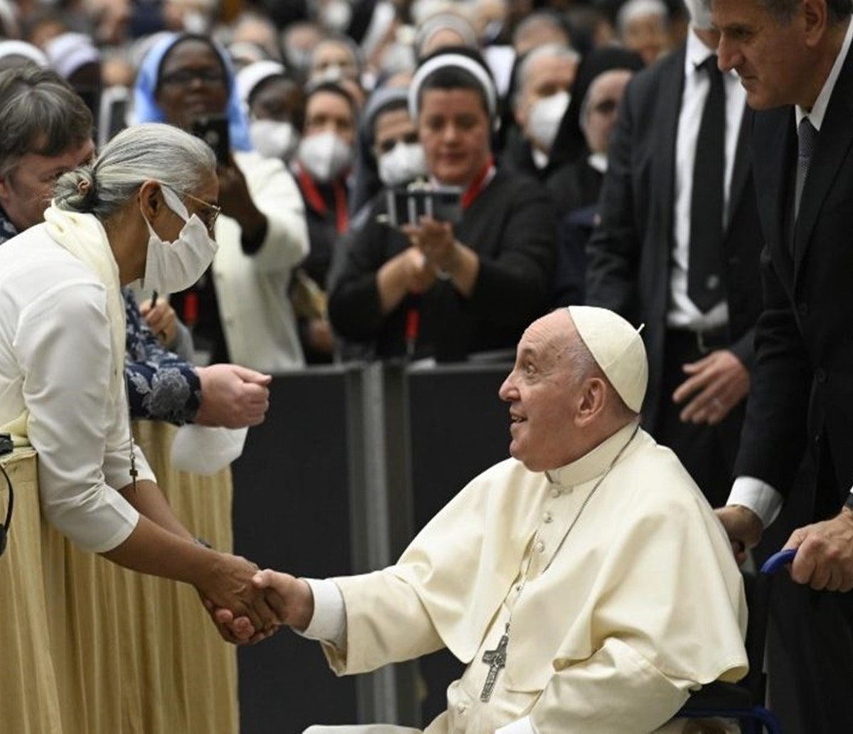 Papa Francisco aparece em público de cadeira de rodas pela primeira vez; ele diz que sofre de “mal de freira” 