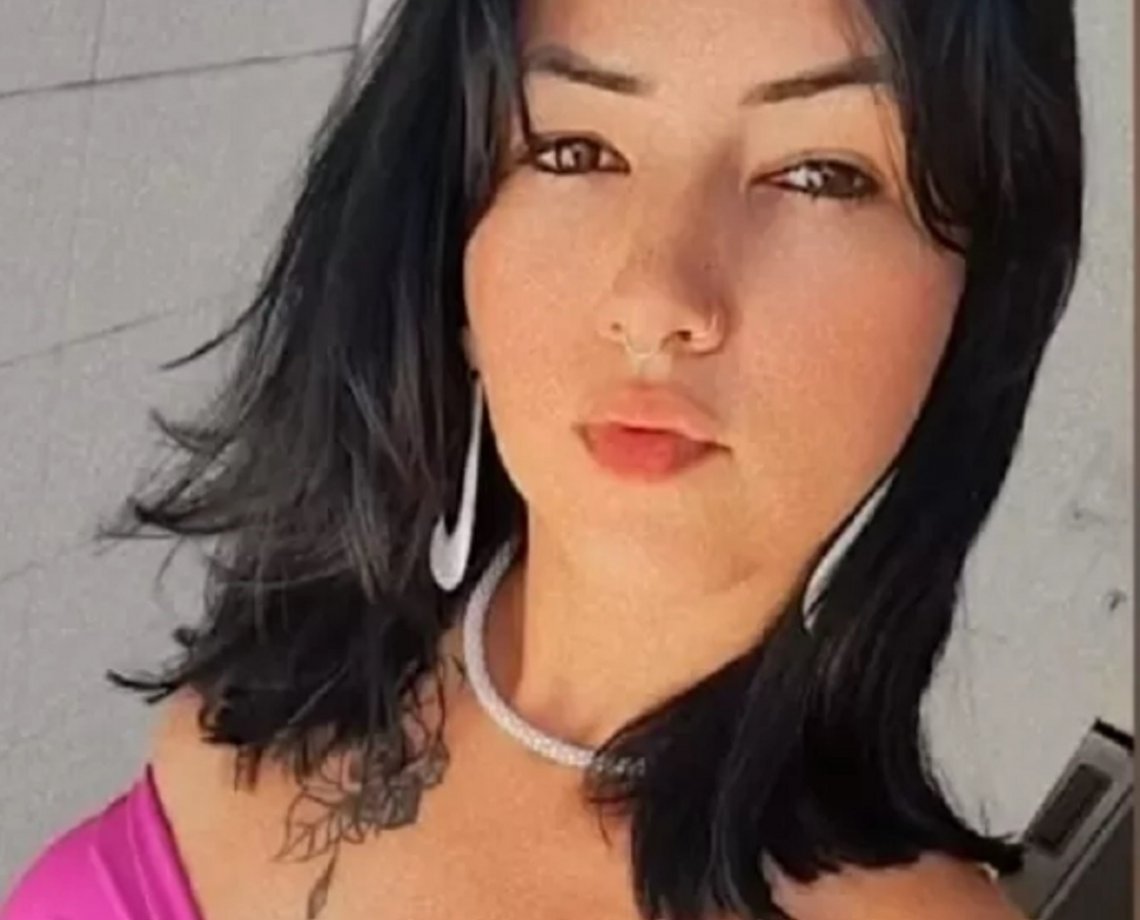 Mulher deixa bolsa cair com arma engatilhada e disparo mata filha; mãe foi autuada em flagrante