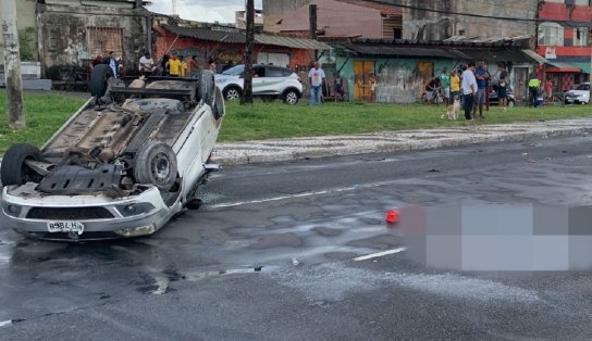 Mulher morre em capotamento de carro na Boca do Rio; corpo da vítima foi lançado para fora do veículo