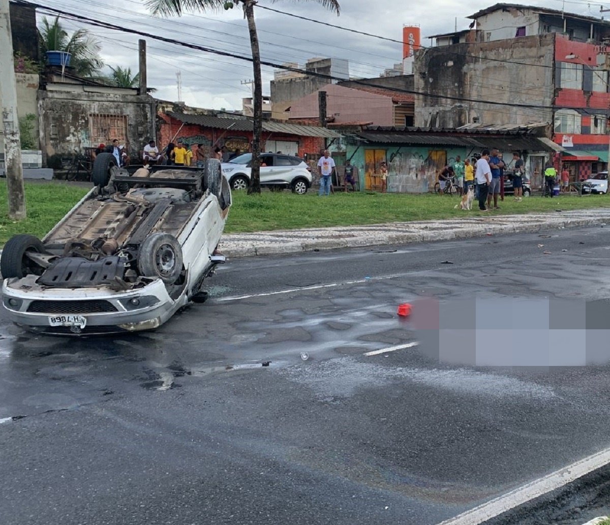 Mulher morre em capotamento de carro na Boca do Rio; corpo da vítima foi lançado para fora do veículo