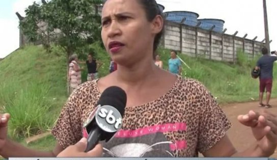 Sem água, protesto de mulher viraliza: 'todo dia tem que lavar a Mary Jane'