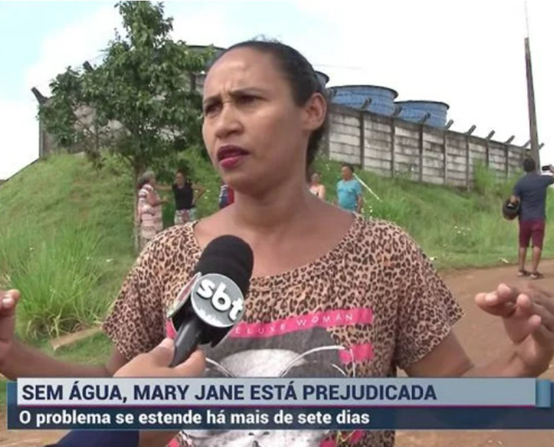 Sem água, protesto de mulher viraliza: 'todo dia tem que lavar a Mary Jane'