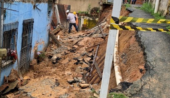 Rompimento na via gera deslizamento de terra e casas são atingidas em Jardim Cajazeiras 