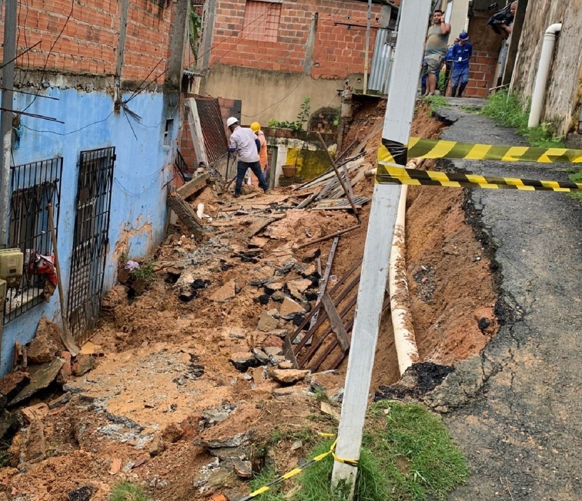 Rompimento na via gera deslizamento de terra e casas são atingidas em Jardim Cajazeiras 