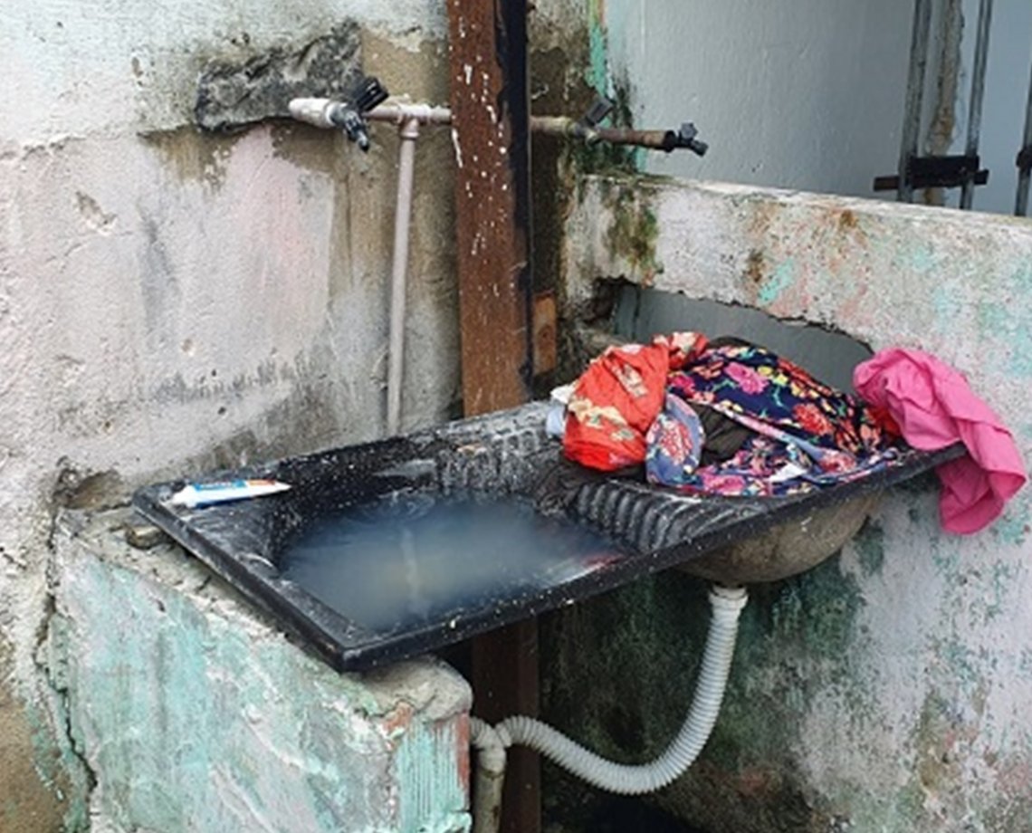 Mãe é presa suspeita de matar filha de um ano afogada em Feira de Santana; vítima morava com a avó