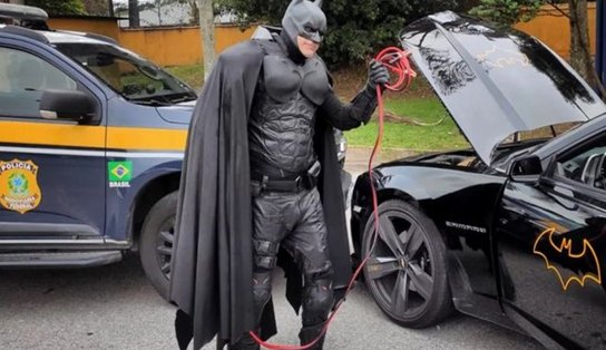 O dia em que a polícia salvou o Batman: Batmóvel tem bateria "arriada" e PRF faz o resgate