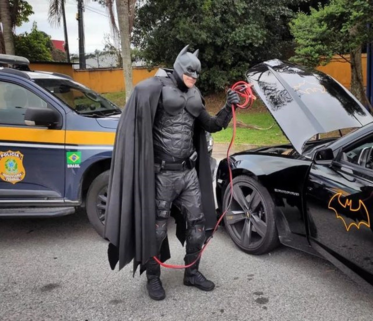 O dia em que a polícia salvou o Batman: Batmóvel tem bateria "arriada" e PRF faz o resgate