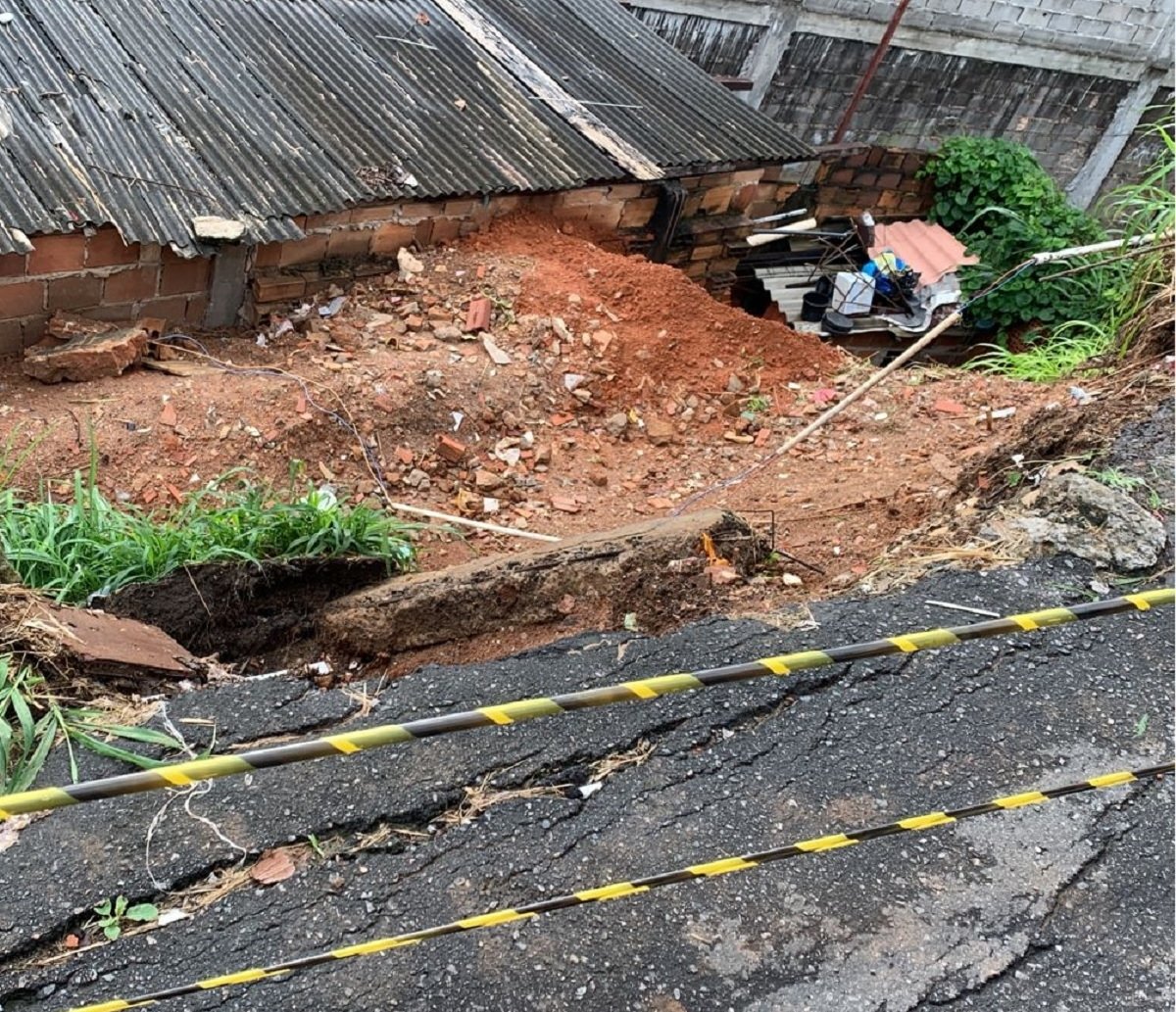 Deslizamento de terra atinge duas casas no Matatu de Brotas; pista cedeu e barranco ameaça moradores 