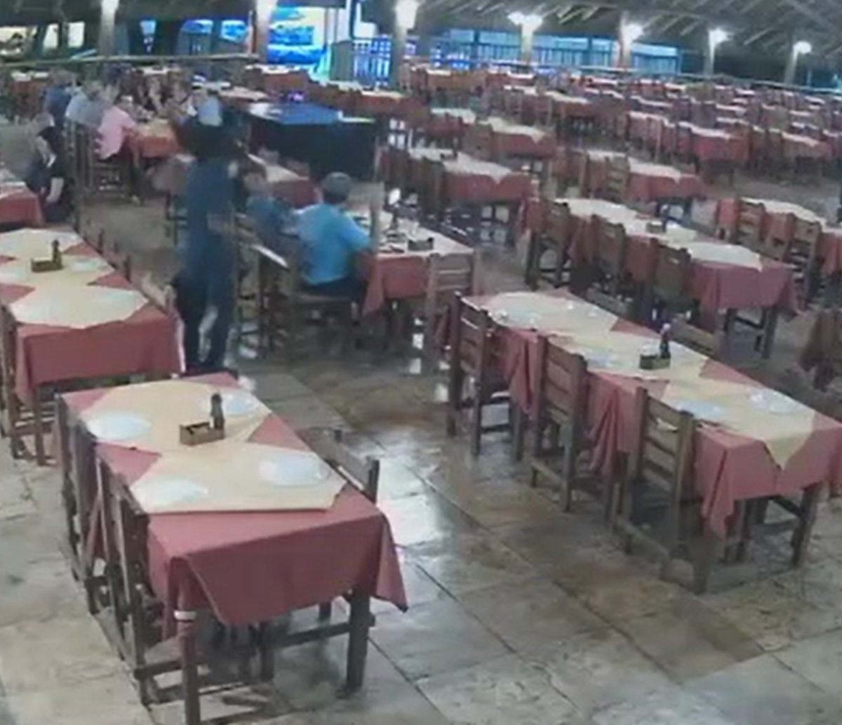 Mulher recebe tapa no rosto durante assalto em Lauro de Freitas; câmera registrou tudo  