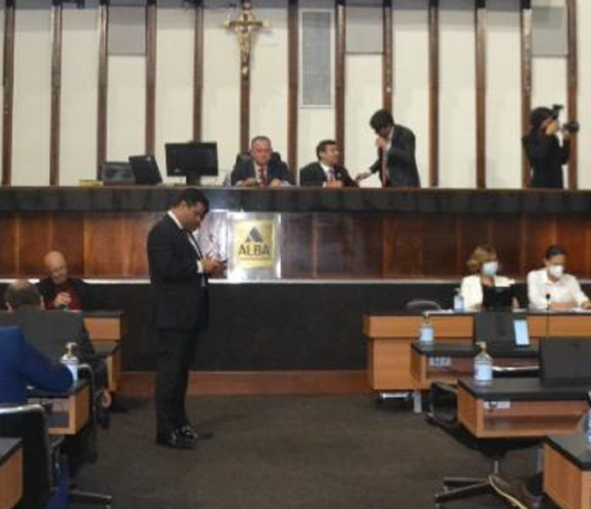 Em sessão extraordinária, deputados aprovam reajuste salarial de servidores do judiciário baiano