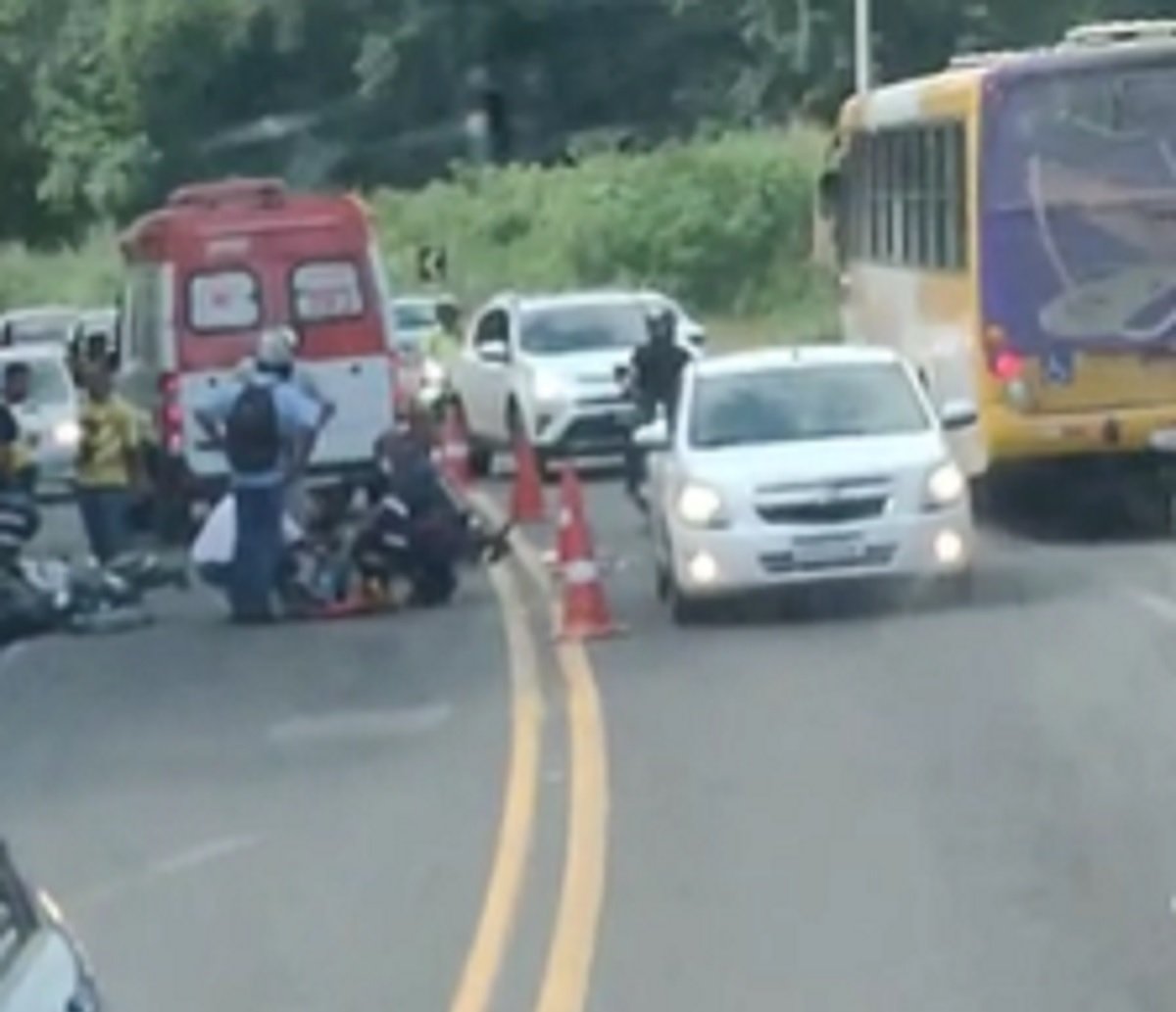 Dois motociclistas ficam feridos após colisão na Estrada do Derba; veja vídeos 