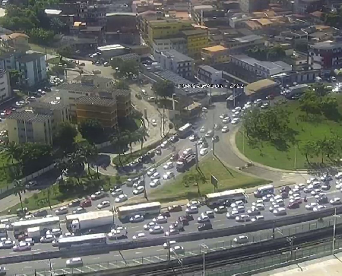 Manifestação de rodoviários trava região da Avenida ACM, em Salvador 