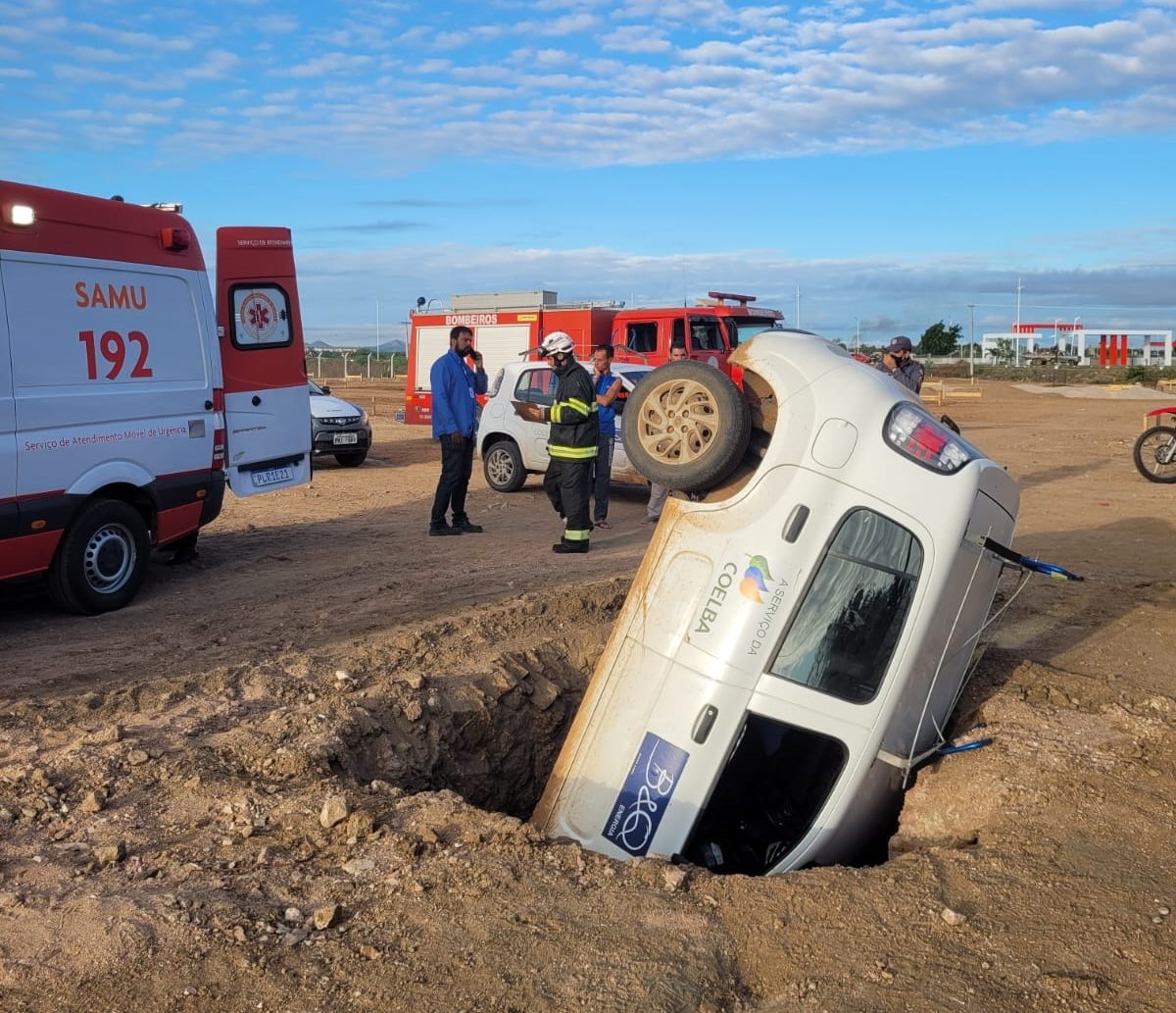 Carro é "engolido" por cratera na Bahia e motorista fica ferido; imagem impressiona  