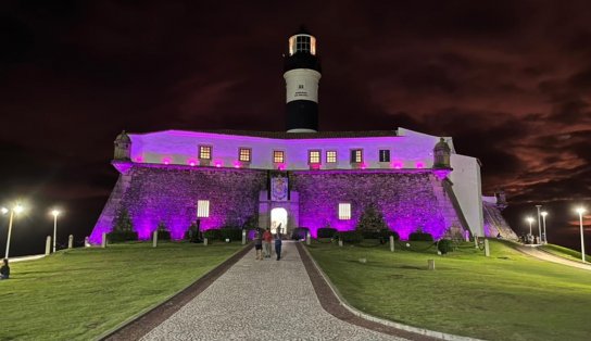 Farol da Barra recebe iluminação especial em alusão à campanha "Fibromialgia em Holofote"