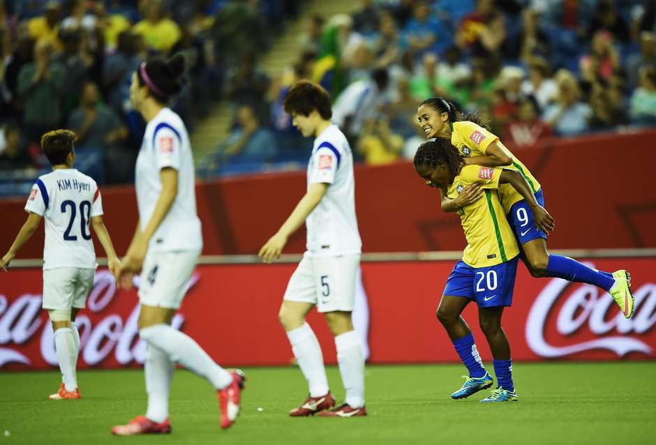 Marta faz história e Brasil vence primeira no Mundial