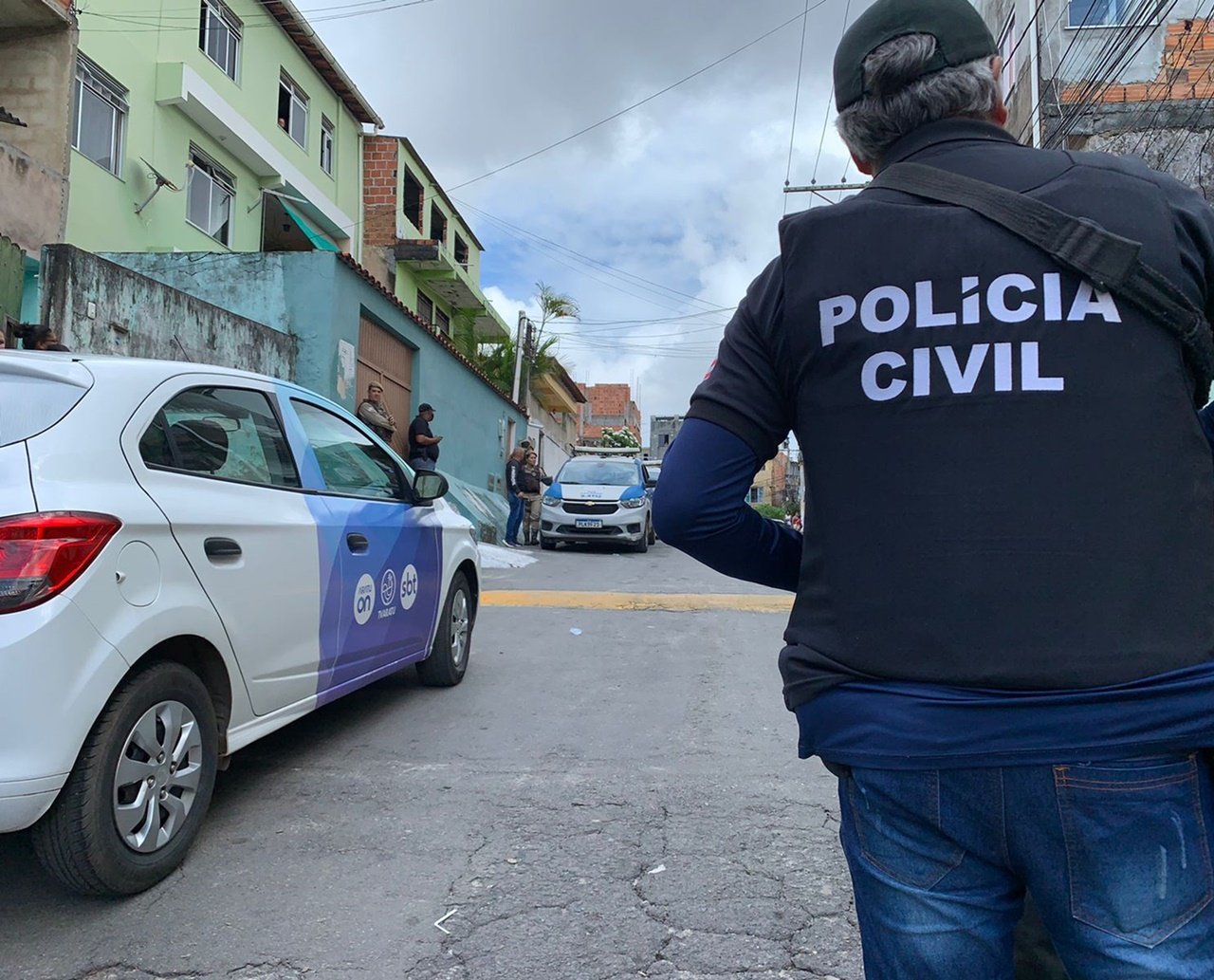 Criança de 7 anos e mulher de 22 anos são baleadas na Boca do Rio, em Salvador