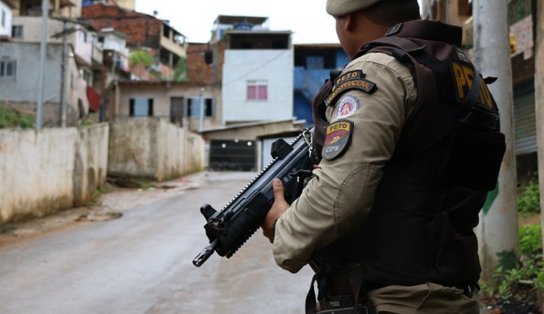 PM reforça policiamento na Boca do Rio após mulher e criança serem baleadas neste domingo 