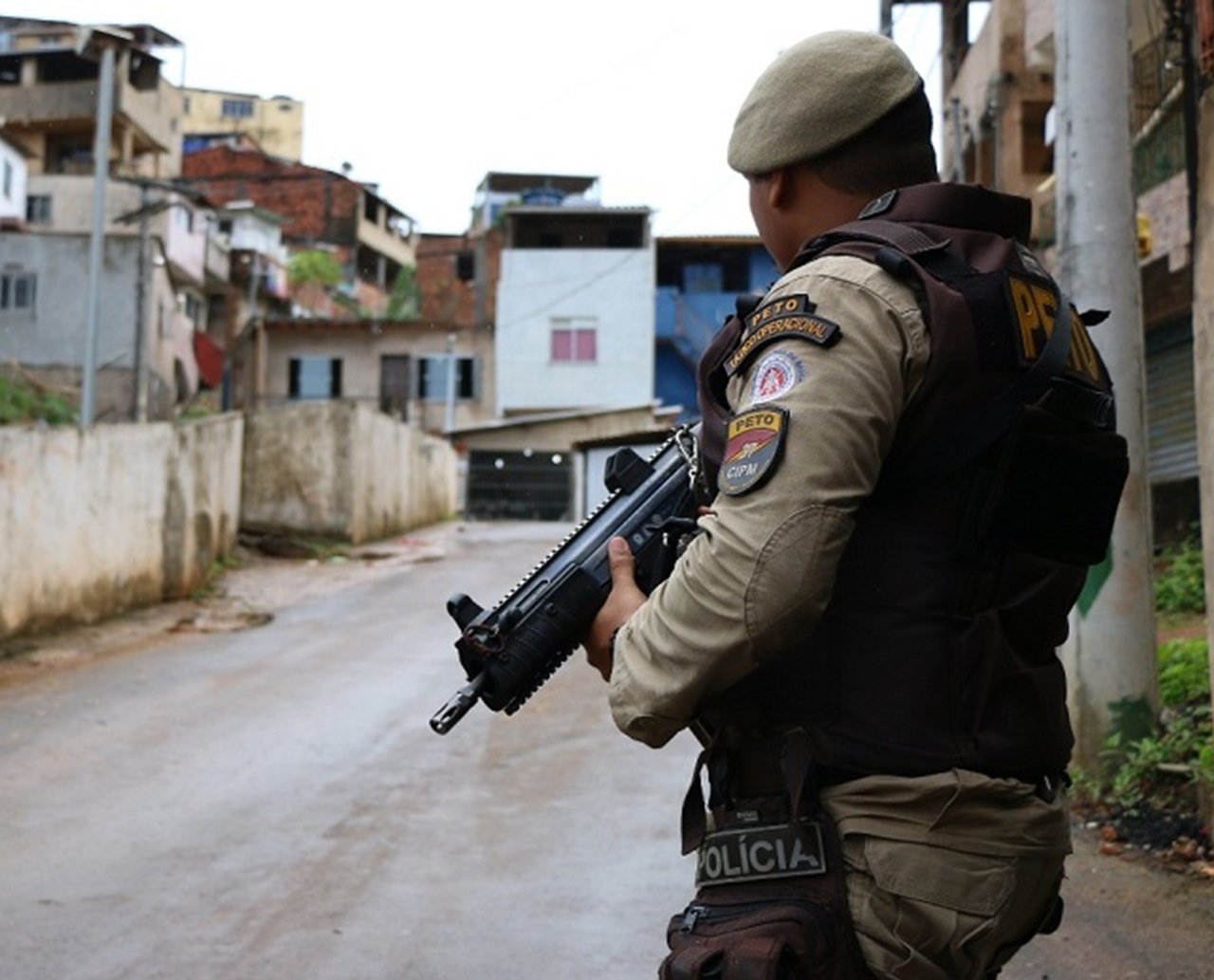 PM reforça policiamento na Boca do Rio após mulher e criança serem baleadas neste domingo 