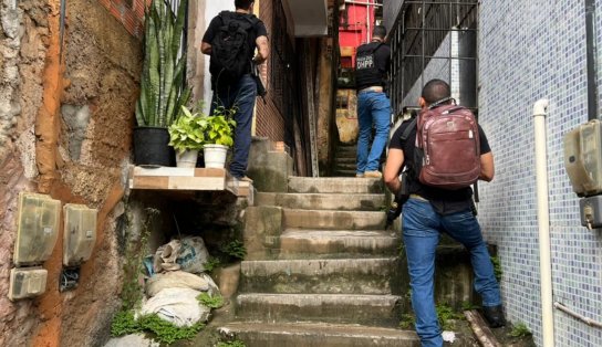  Polícia localiza laboratório de drogas e apreende 50 quilos de cocaína em Salvador; veja vídeos