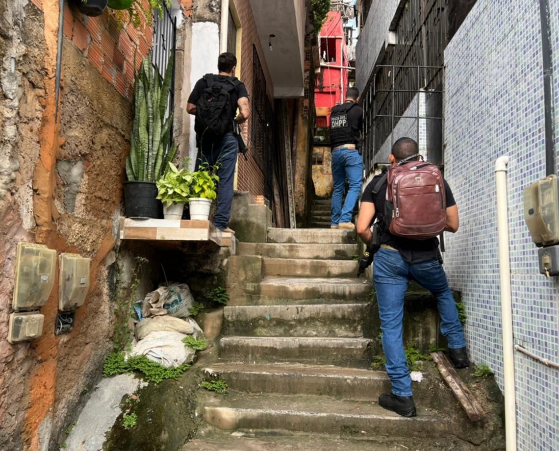  Polícia localiza laboratório de drogas e apreende 50 quilos de cocaína em Salvador; veja vídeos