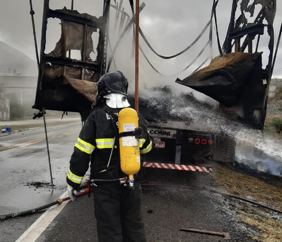 VÍDEOS: bombeiros combatem fogo em caminhão na BR-116; veículo transportava carga de pneus