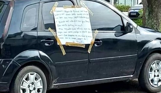 Após descobrir traição, mulher vai até carro de marido e cola bilhete com recado inesperado