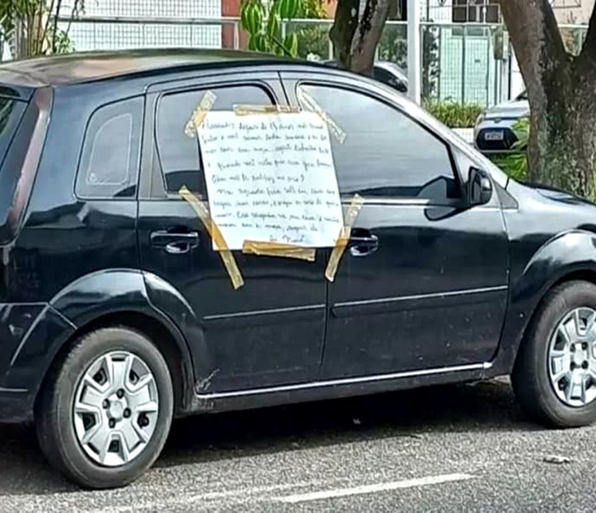 Após descobrir traição, mulher vai até carro de marido e cola bilhete com recado inesperado