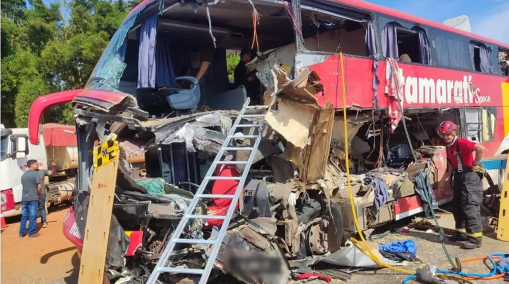 Acidente envolvendo ônibus e carreta deixa 11 mortos no Mato Grosso; motorista do coletivo está em estado grave 