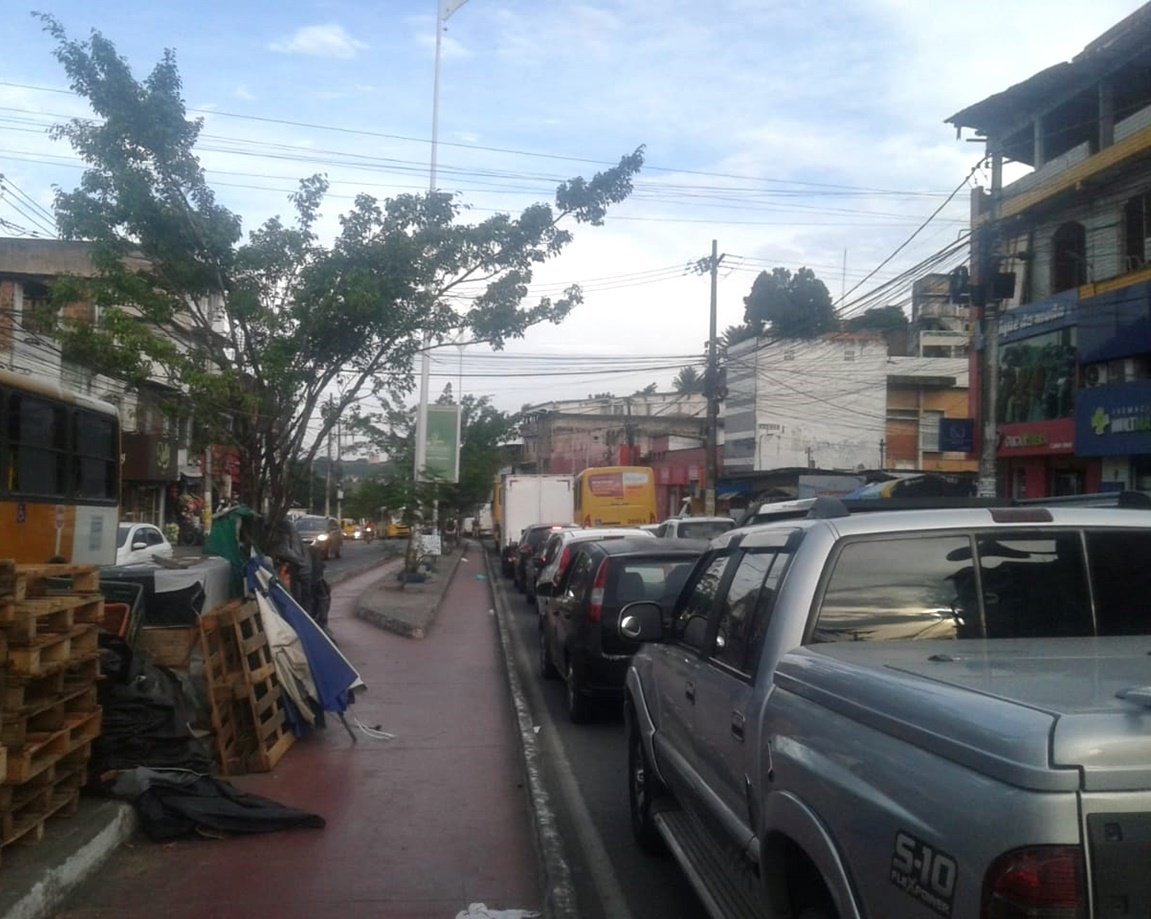 Protesto na Av. Suburbana deixa trânsito lento na região de Plataforma; motivação é morte de moradores